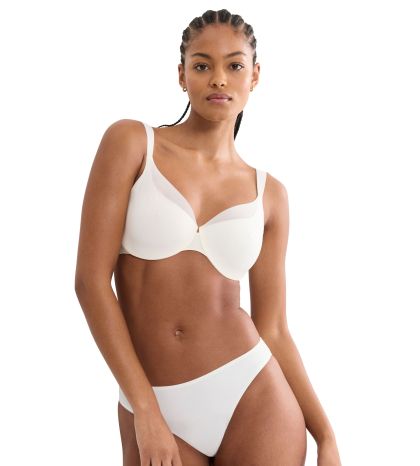 Сутиен Триумф с банел и мека чашка тип Минимайзер Body Make Up Illusion Curve IW 01 екрю