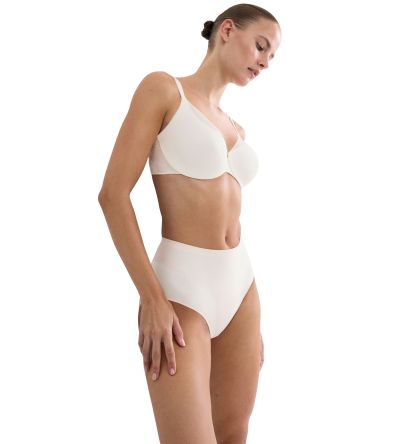 Сутиен Триумф с банел и мека чашка тип Минимайзер Body Make Up Illusion Curve IW 01 екрю