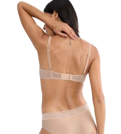 Сутиен Триумф без банел с оформящ и повдигащ ефект Breathe & Lift Smart PU бежев